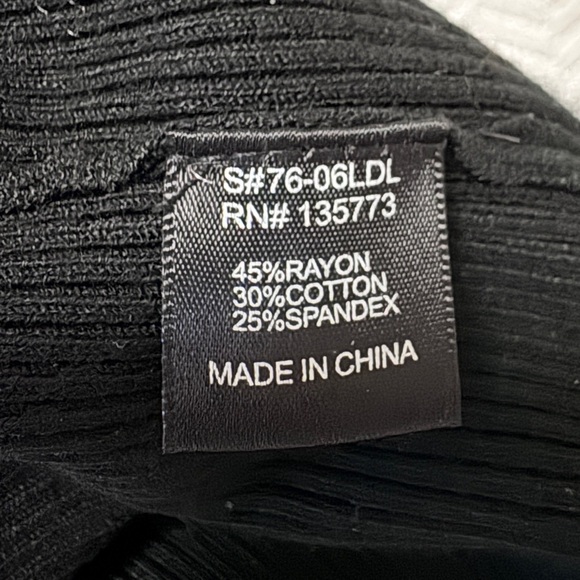 OLIVACEOUS Ribbed Black Offshoulder Dress in Medium - Picture 6 of 9